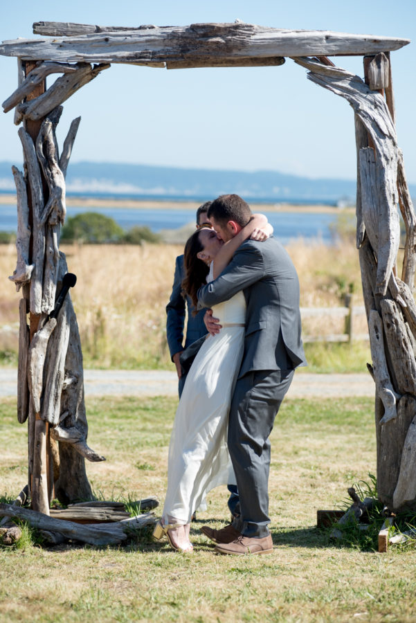 WEDDING KISS